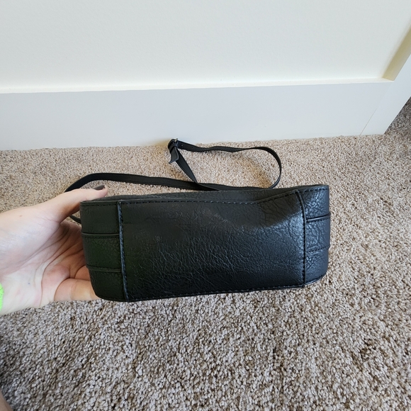 Black purse with detachable crossbody strap - Picture 6 of 16